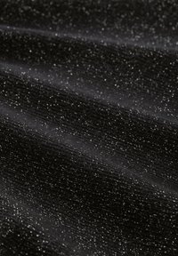 Tissu noir avec une texture légèrement scintillante, comportant de fins fils d'argent éparpillés sur la surface, créant un effet étincelant.