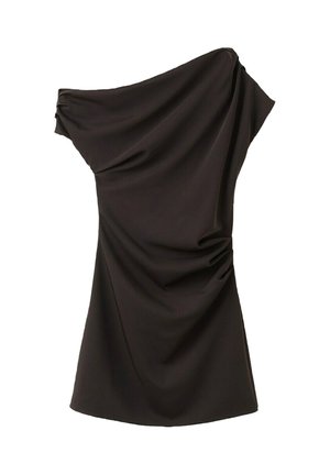 Rochie neagră cu un singur umăr, cu decolteu asimetric și drapaj strâns pe lateral, lungime până la genunchi, material neted.