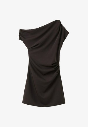Zwarte one-shoulder jurk met een asymmetrische halslijn en geplooide drapering aan de zijkant, knie-lengte, gladde stof.