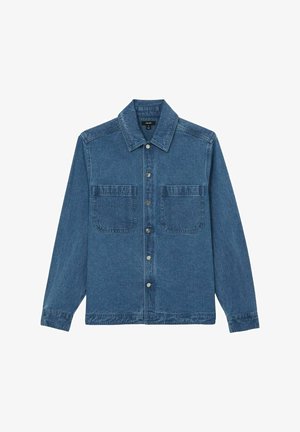 Jachetă din denim de culoare albastru mediu, cu mâneci lungi, nasturi tip clapă, două buzunare la piept și un guler plat. Are o textură ușor decolorată.