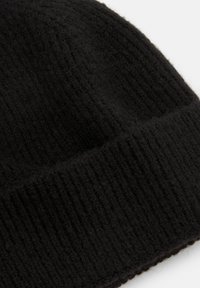 Beanie nero in maglia con texture a coste, materiale morbido e design con risvolto, che offre calore e comfort.