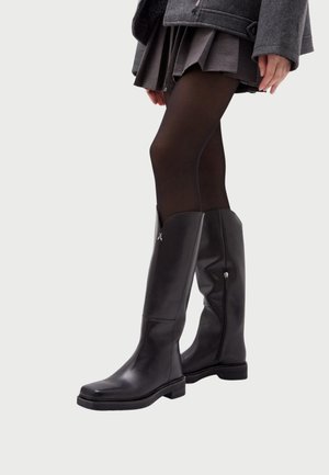 Stivali alti neri in pelle con una texture liscia e affusolata, punta quadrata e zip laterale. Suola robusta e design minimalista.