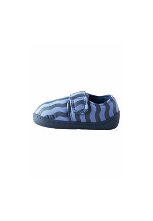 Kinderschuh mit dunkelblauer Sohle und hellblauem Stoffobermaterial mit dunkelblauen wellenförmigen Streifen und einem Klettverschluss.