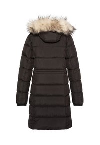 Zwarte donzen jas met een capuchon gevoerd met bont, horizontaal doorgestikt ontwerp en geribde boorden. Het materiaal lijkt glad en geïsoleerd.