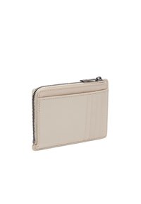 Beżowy skórzany portfel z zamkiem błyskawicznym, wyposażony w liczne przegródki na karty oraz kontrastujące przeszycia dla dodatkowego efektu. Gładka faktura, prostokątny kształt.