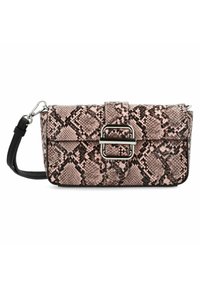 Roze slangenhuid clutch in een rechthoekige vorm, met een zilveren sluiting en zwarte details op de strap en onderkant. Gevoelde oppervlakte.