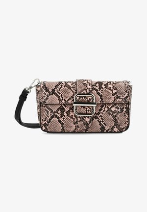 Clutch in pelle di serpente rosa con forma rettangolare, chiusura in hardware argentato e dettagli neri sulla tracolla e sulla base. Superficie testurizzata.