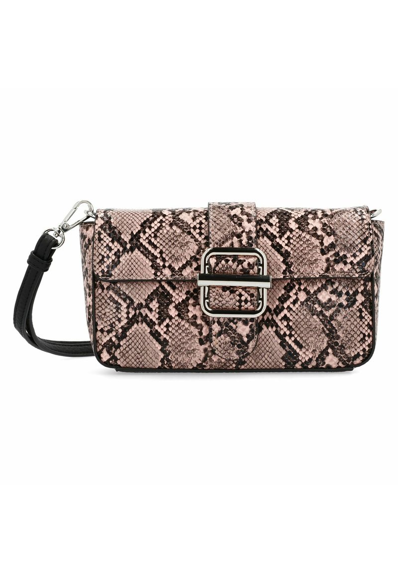 Clutch in pelle di serpente rosa con forma rettangolare, chiusura in hardware argentato e dettagli neri sulla tracolla e sulla base. Superficie testurizzata.