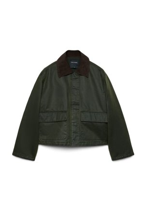 Veste courte vert foncé avec grandes poches avant et un col marron foncé contrastant, posée à plat sur un fond blanc.