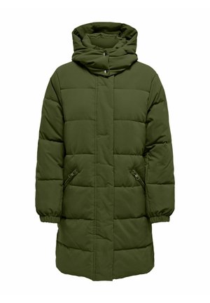 Zeleni šuplji dugi kaput s visokim ovratnikom i kapuljačom. Ima dva džepa s patentnim zatvaračem sa strane i nabirane manžete za čvrsto prianjanje.