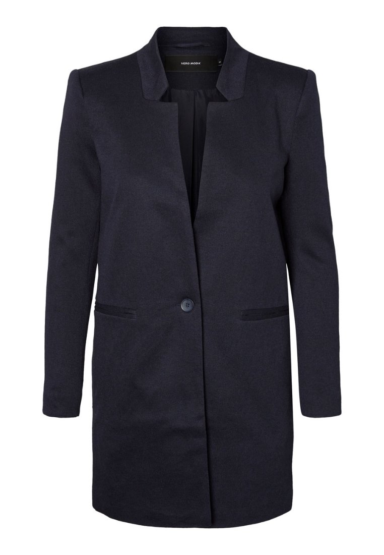 Long blazer bleu marine foncé avec une fermeture à un bouton, deux poches fendues à l'avant et un col sans col.