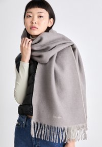 Calvin Klein FRINGES TWO TONES SCARF  - Šal - cinder/gray morn