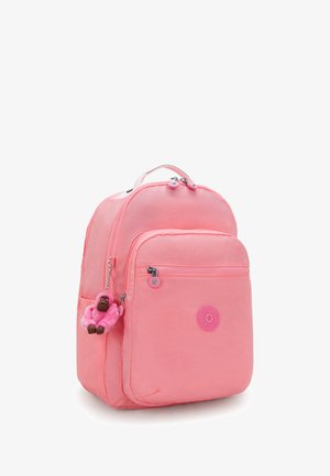 Roze nylon rugzak met afgeronde vorm, dubbele ritssluitingen, voorvak en een aap sleutelhanger als accent.