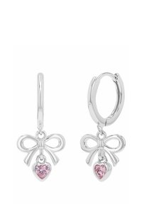 Los pendientes de aro plateados cuentan con lazos con piedras en forma de corazón rosa. Acabado de metal suave con una textura brillante. Diseño sencillo y elegante.