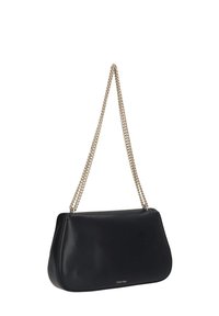 Sac à main en cuir noir à structure souple, doté d'une bandoulière chaîne argentée et d'un petit logo embossé sur le devant.