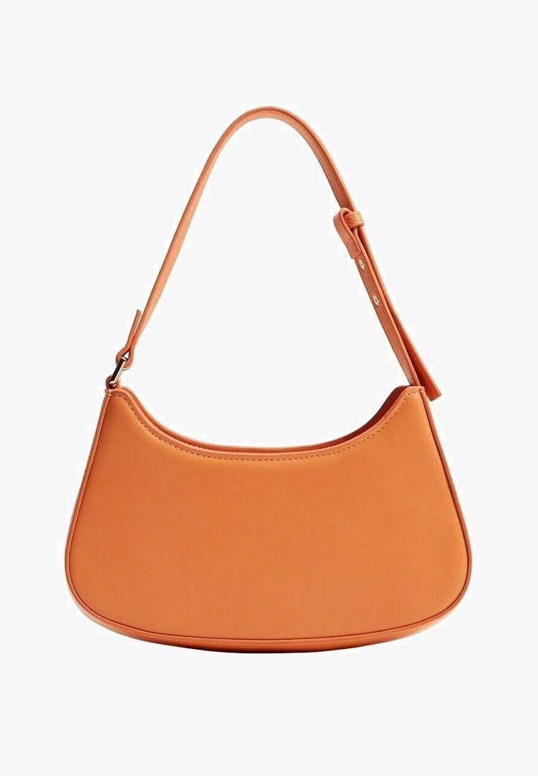 Petit sac à bandoulière en cuir orange lisse avec un bord supérieur incurvé et une sangle réglable sur fond blanc.