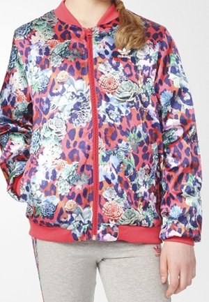 Barevná zipová bunda s květinovým a leopardím vzorem, s červenými akcenty a žebrovaným límcem a manžetami. Vyrobena z hladké tkaniny.