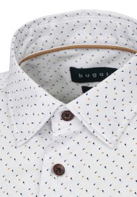 Weißes Hemd mit Knopfleiste und feinem geometrischem Muster in Blau und Orange, mit klassischem Kragen und braunen Knöpfen. Das Etikett trägt den Schriftzug "bugat".