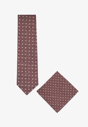 Bordeauxrode stropdas en bijpassend pochet met witte polkadots en visgraatstructuur op een witte achtergrond.