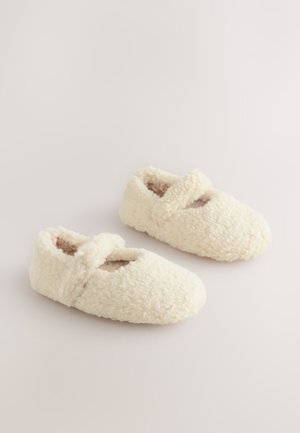 Papuci crem, realizați dintr-un material texturat și moale, având o formă rotunjită, partea superioară deschisă cu o curea în cruce și o captuseală interioară călduroasă.