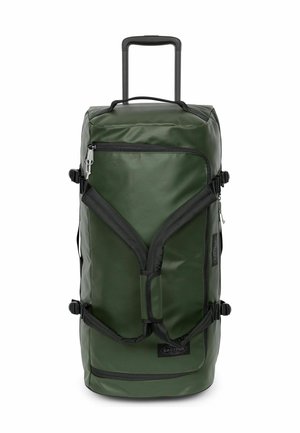 Bolsa de viaje enrollable de color verde oscuro con correas negras, asa superior, bolsillo delantero con cremallera y asa extensible sobre fondo blanco.