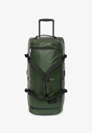 Bolsa de viaje enrollable de color verde oscuro con correas negras, asa superior, bolsillo delantero con cremallera y asa extensible sobre fondo blanco.