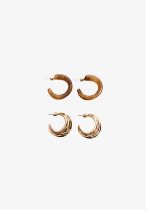 Ohrstecker-Paar mit zwei Designs: das eine aus durchscheinendem braunem Harz in runder Form, das andere aus glänzendem Gold mit einem wellenförmigen Muster.