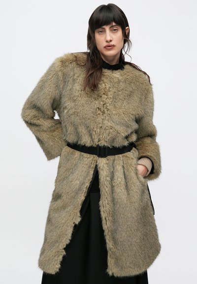 Abrigo de piel sintética en verde oliva con cintura ceñida, frente abierto y mangas anchas. Textura suave con una apariencia natural similar a la piel.