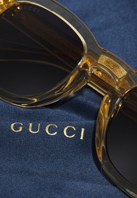 gafas de bad bunny gucci