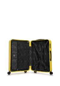 Gele harde koffer, open geritst, met een zwarte binnenkant met een diagonaal gestreept patroon en kruisbanden voor het beveiligen van de inhoud.