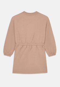 Abito felpa rosa pallido a maniche corte con vita stretta, polsini elasticizzati e scollo rotondo. Tessuto morbido con una texture liscia.