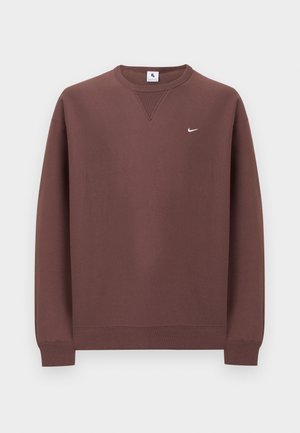 Brauner Sweatshirt aus Baumwolle mit Rundhalsausschnitt, gerippten Bündchen und kleinem weißem Logo auf der oberen linken Brust.