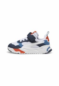 Chaussure de sport blanche et marine en matériaux mesh et synthétiques, dotée d'une sangle à velcro, d'accents orange et d'une semelle texturée.
