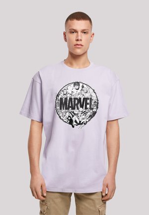 Lyselilla bomull t-skjorte med en rund svart og hvit Marvel tegneseriegrafikk som viser forskjellige karakterer i detaljert design.