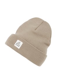 Beige gebreide beanie met omgeslagen rand en een wit label met een berglogo en het woord "protest."