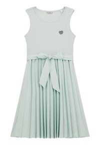 Svetle zelené žebrované bezramenné šaty s plisovanou sukní a uvázaným páskem v pase. Obsahuje malé stříbrné srdíčko poblíž výstřihu.