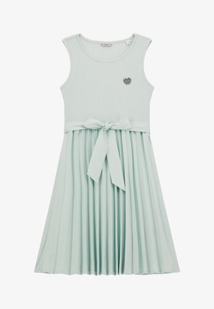 Robe sans manches vert clair à côtes avec une jupe plissée et une ceinture nouée à la taille. Présente un petit logo en forme de cœur argenté près de l'encolure.