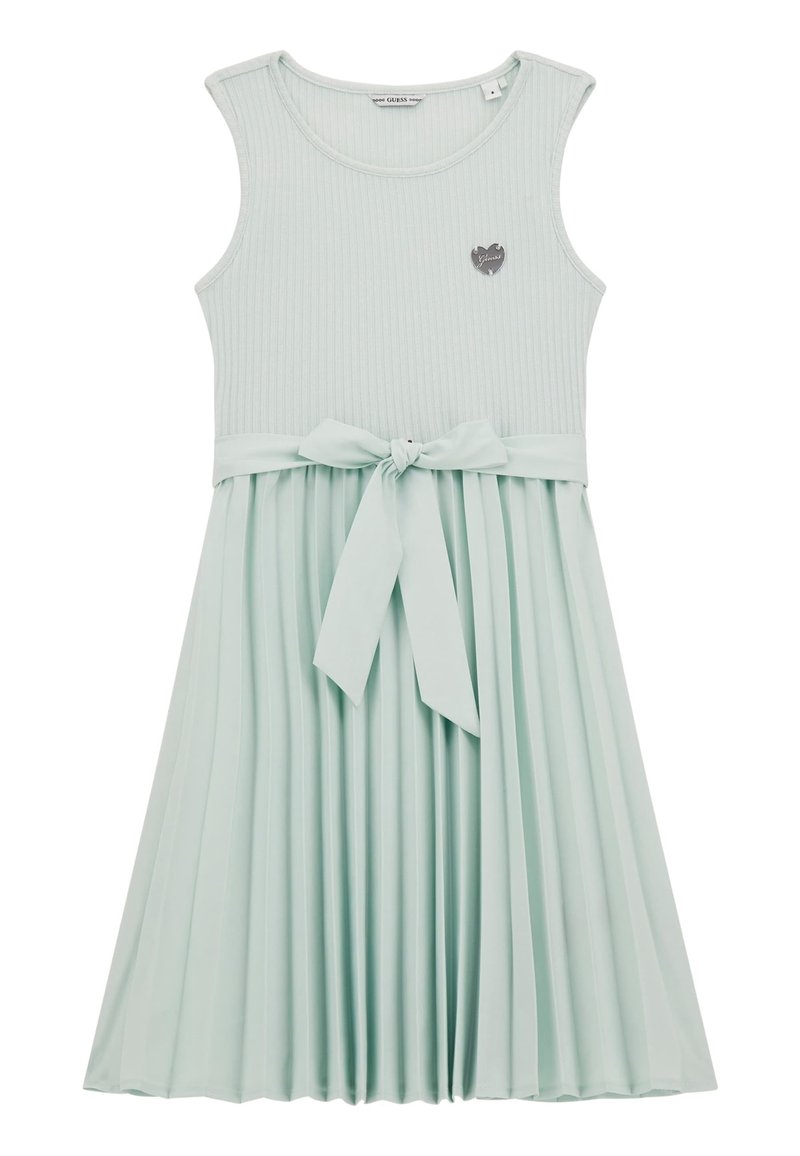 Svetle zelené žebrované bezramenné šaty s plisovanou sukní a uvázaným páskem v pase. Obsahuje malé stříbrné srdíčko poblíž výstřihu.