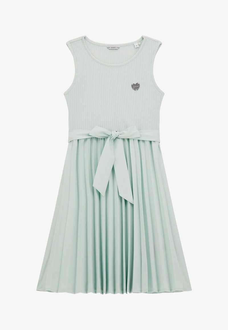 Svetle zelené žebrované bezramenné šaty s plisovanou sukní a uvázaným páskem v pase. Obsahuje malé stříbrné srdíčko poblíž výstřihu.