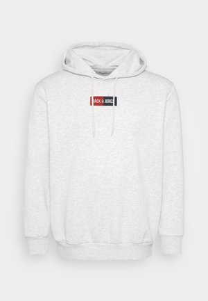 Světle šedá mikina s kapucí vyrobená z měkkého materiálu, s klokaní kapsou, kapucí na šňůrku a černým, červeným a námořnickým logem na hrudi.