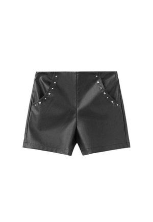 Shorts en cuir synthétique noir avec poches avant décorées de petits clous argentés sur fond blanc.