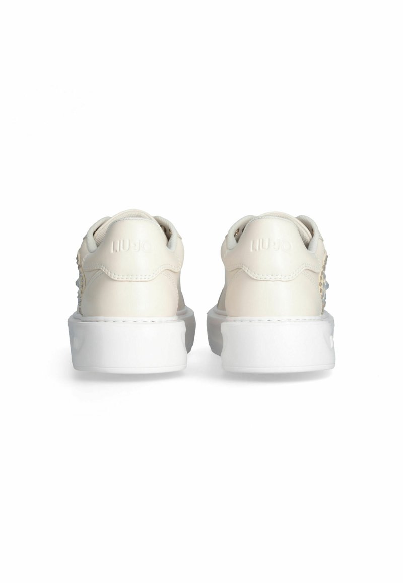 Sneakers bianchi con tomaia in pelle liscia, colletto imbottito e accessori tonalizzati. Presentano una suola in gomma bianca e branding impresso sul tallone.