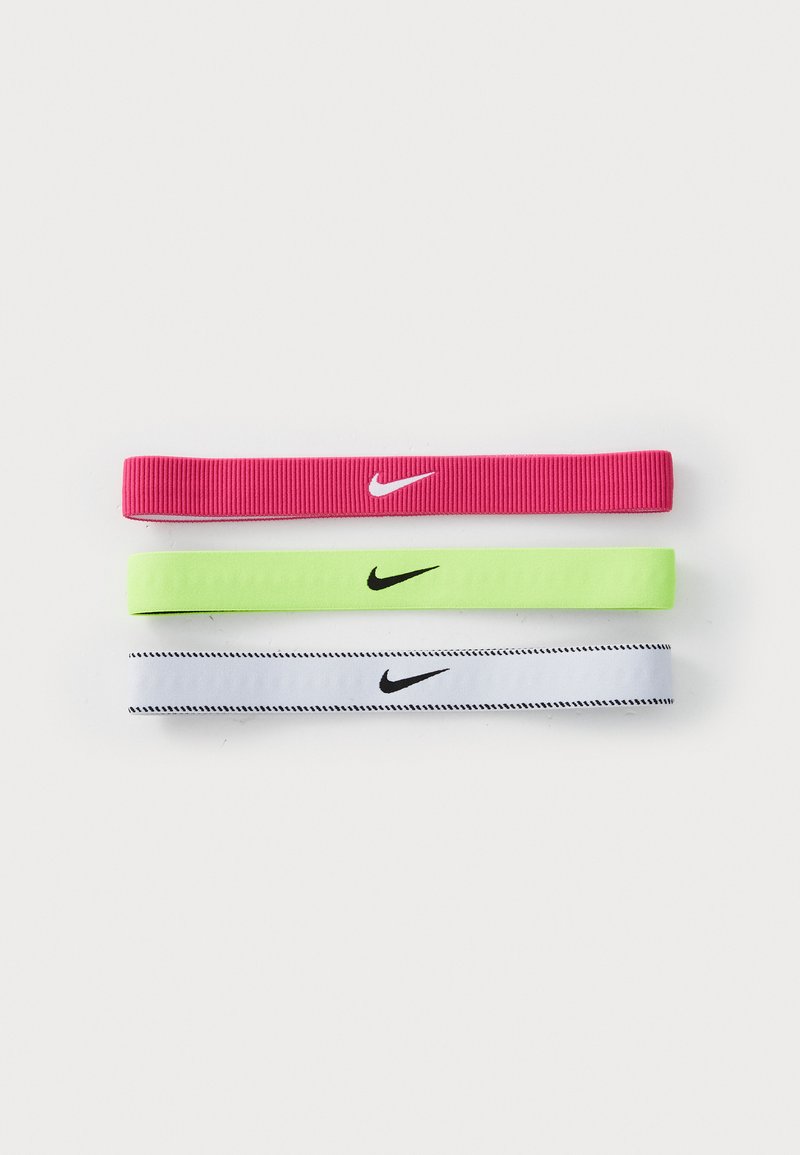 Três faixas de cabelo Nike: rosa, verde limão e branca com detalhes em preto. Cada faixa apresenta uma textura estriada e um pequeno logotipo da Nike.