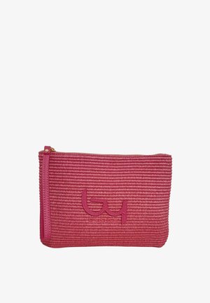 Borsa a tracolla intrecciata rosa con superficie testurizzata, dotata di chiusura con zip e logo impresso. Forma rettangolare, design compatto.