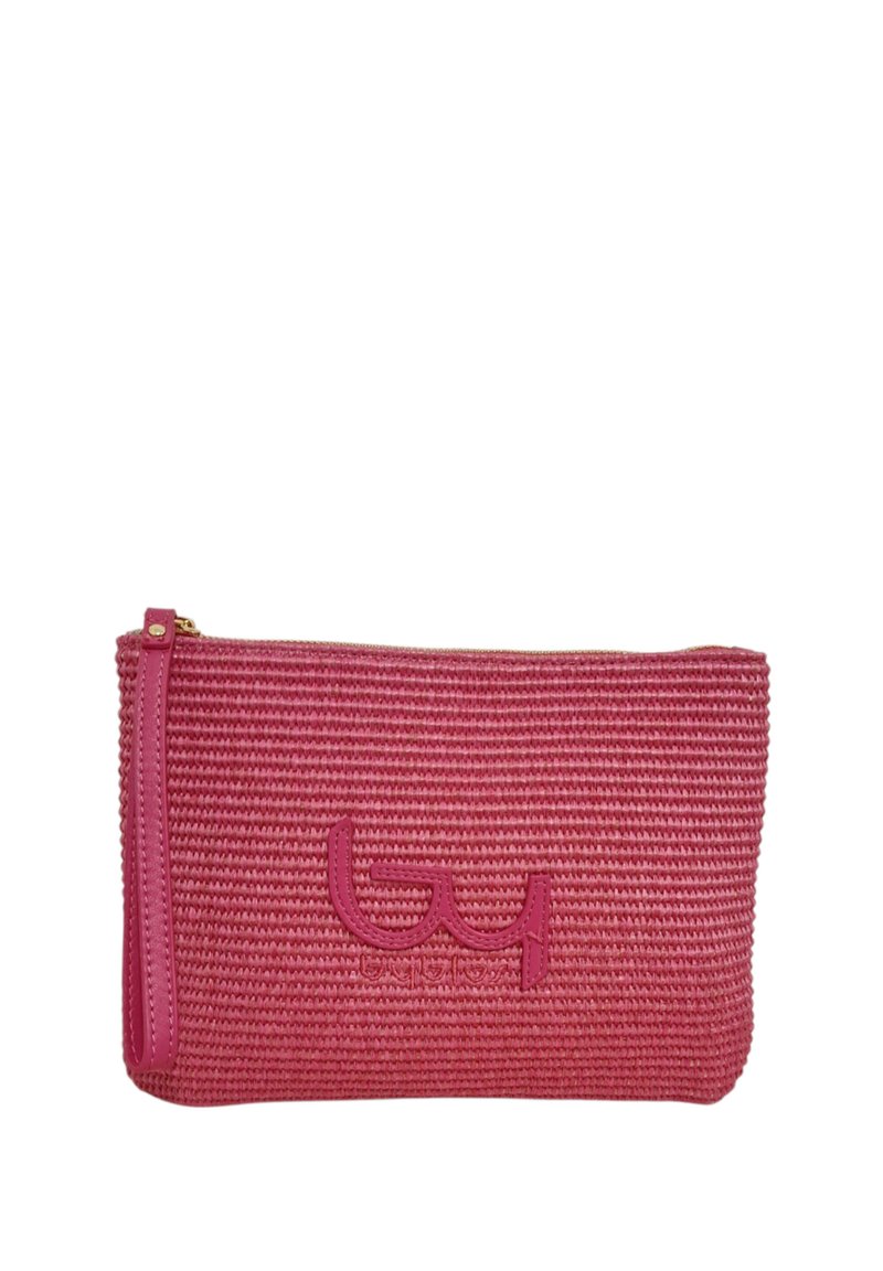 Borsa a tracolla intrecciata rosa con superficie testurizzata, dotata di chiusura con zip e logo impresso. Forma rettangolare, design compatto.