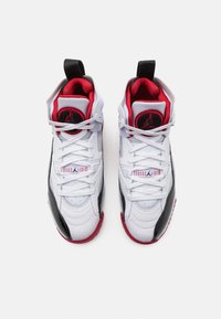 Vita högskor med svarta och röda accenter. Slät läderöverkänsla, rund tå, platta snören, vadderad krage och logotyp på tungan.