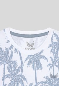 T-shirt blanc à manches courtes avec des impressions de palmiers bleu clair, un col rond et un col gris contrastant avec un logo.