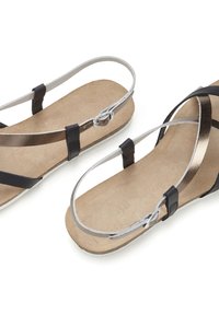 Mustad ja metallik hõbedased sandaalid lameda tallaga, kellest on Cross-strap disain, see on valmistatud sametisest tekstuurist ja reguleeritavad pahkluuringid koos riistvaraga.