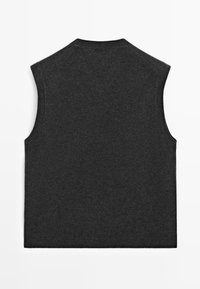 Donkergrijze mouwloze gebreide sweatervest met geribde ronde halslijn en zoom, plat gelegd om de achterkant te tonen.