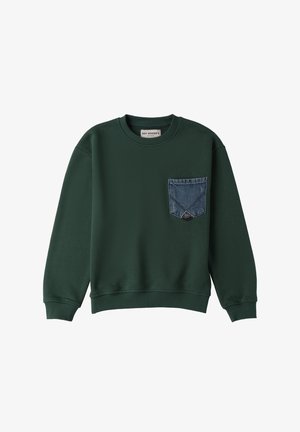 Sudadera de cuello redondo en verde oscuro con mangas largas y un bolsillo en el pecho de denim azul que presenta una pequeña etiqueta triangular.